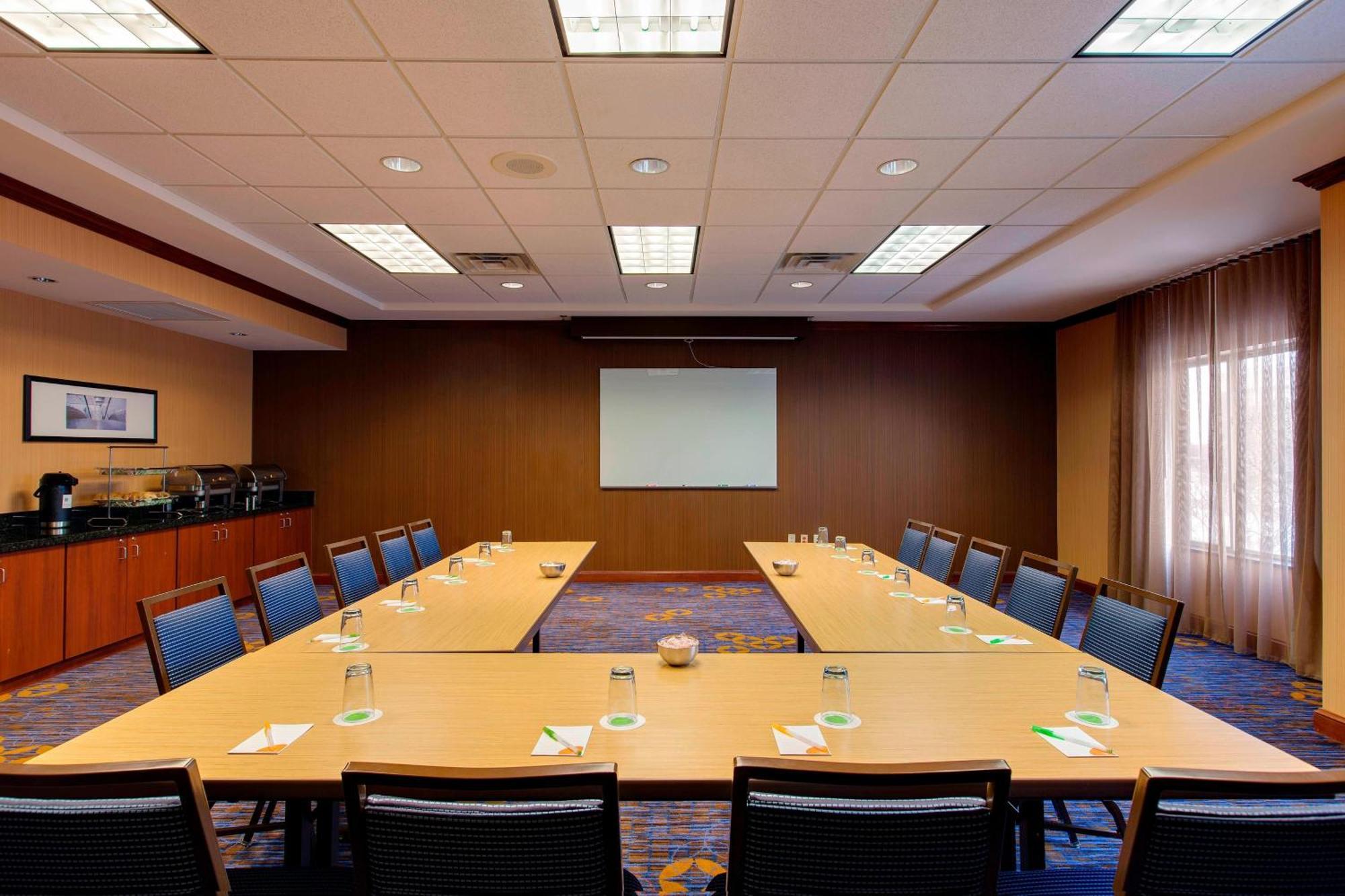 Courtyard By Marriott Chicago Schaumburg/Woodfield Mall Buitenkant foto