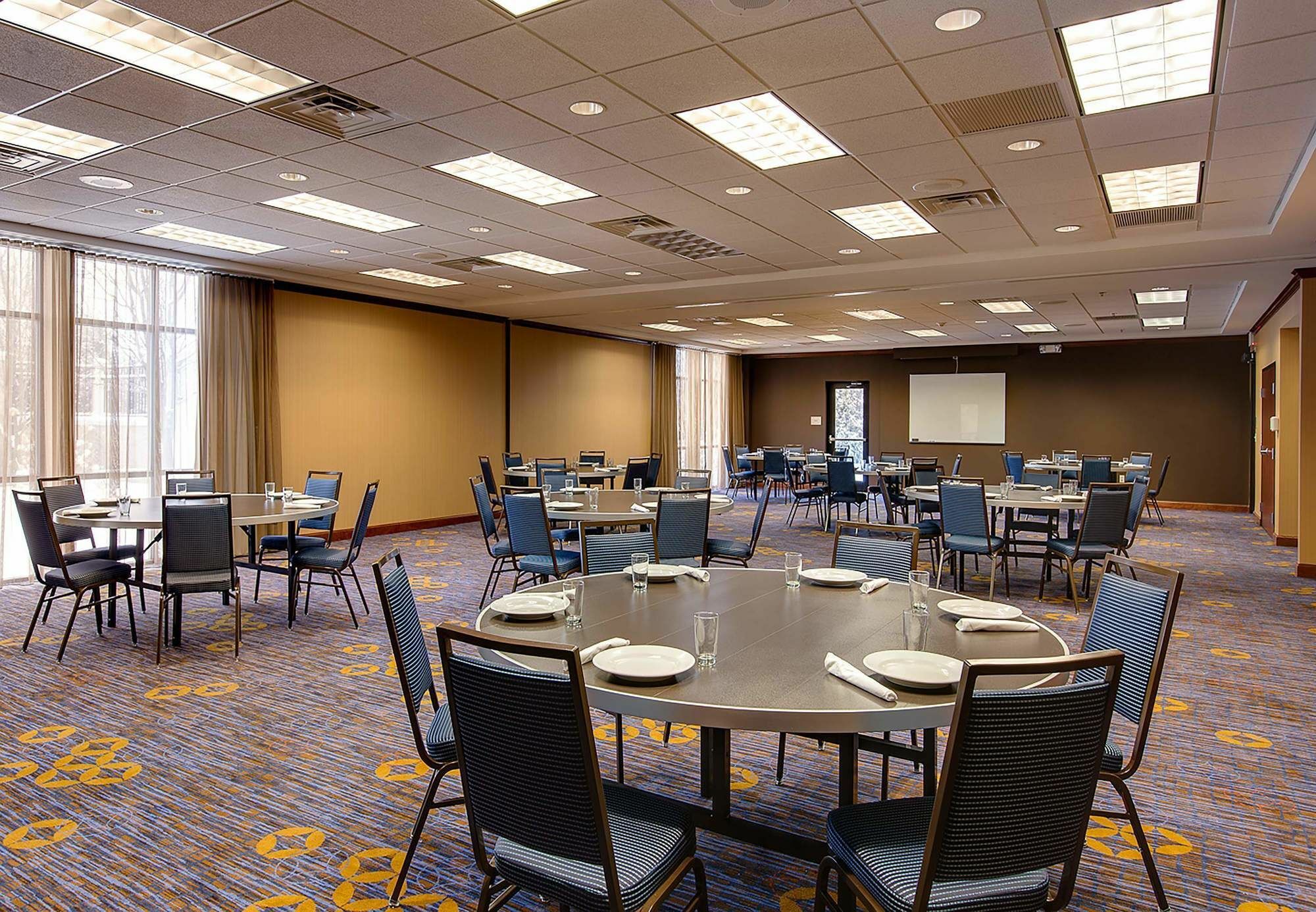 Courtyard By Marriott Chicago Schaumburg/Woodfield Mall Buitenkant foto